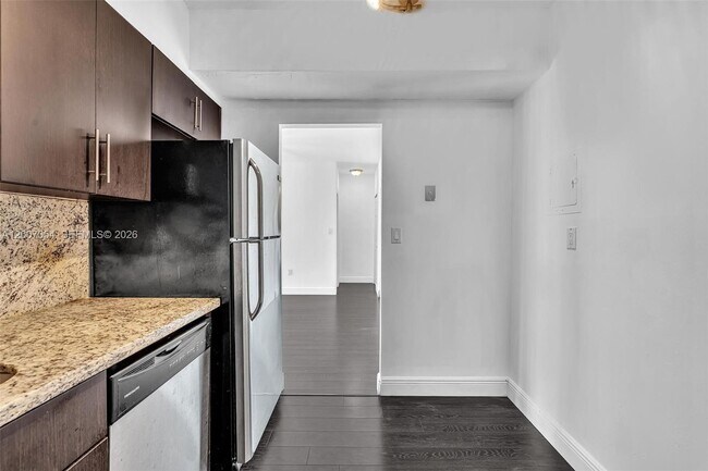 Building Photo - 500 Bayview Dr