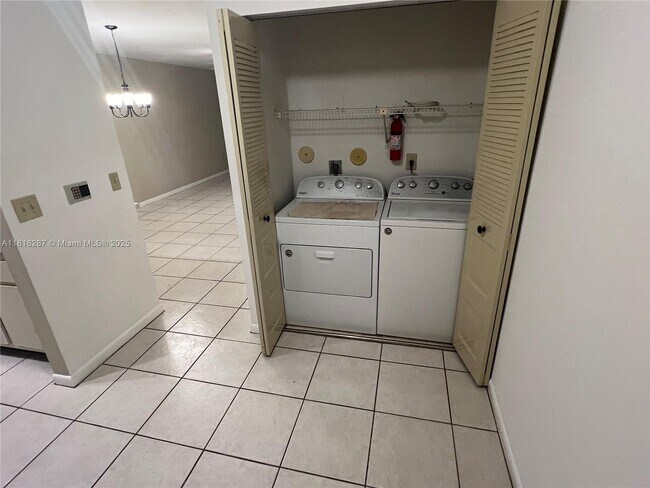 Building Photo - 586 Westree Ln