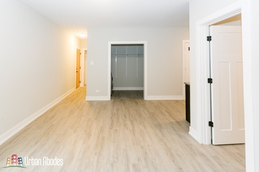 Building Photo - 703 W Brompton Ave