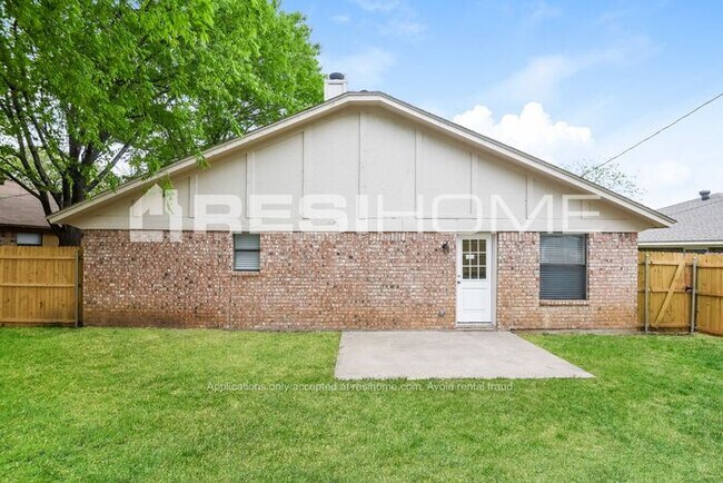 Building Photo - 623 Allencrest Dr