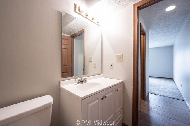 Building Photo - New place, new vibe, same small-town charm