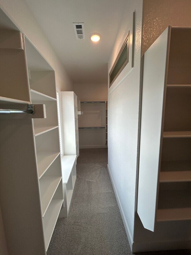 Building Photo - Beautiful Modern Home in Pea Ridge!