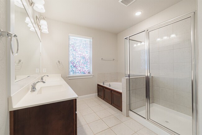 Building Photo - 16719 Highland Country Dr