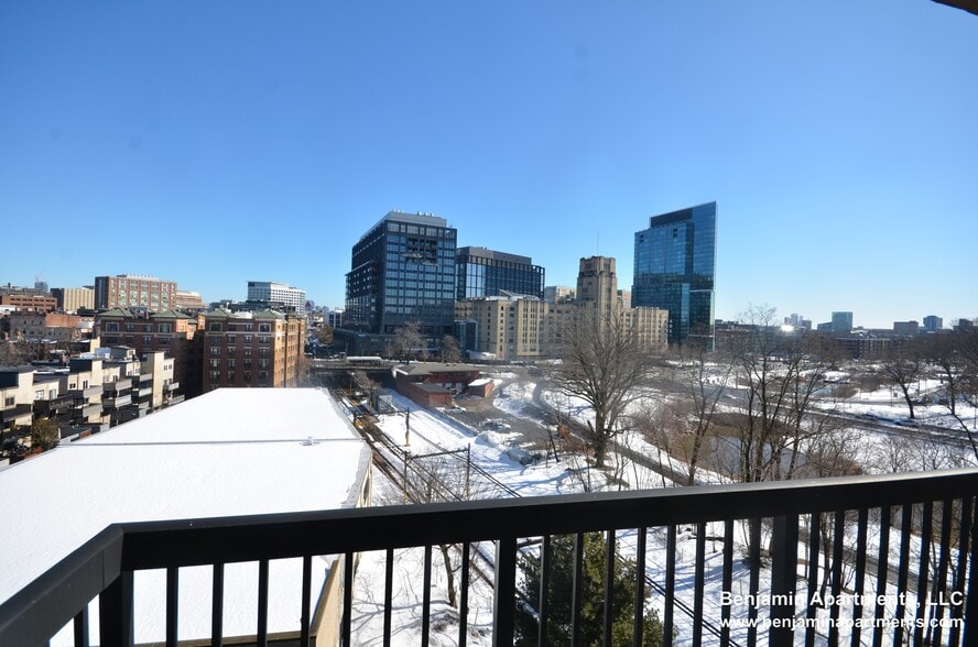 Building Photo - 77 Monmouth St