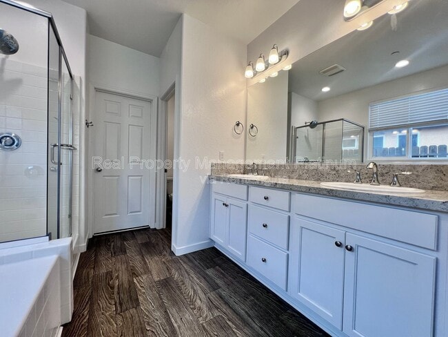 Building Photo - 6692 E Cambridge Ave