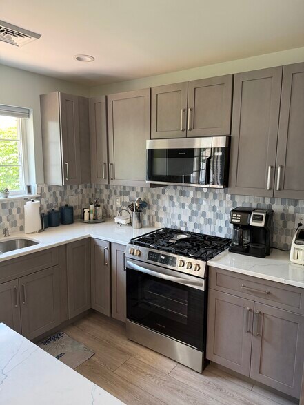 Newly renovated kitchen w/new appliances - 560 Silver Sands Rd