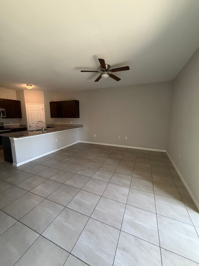 Building Photo - 523 NE 24th Ave