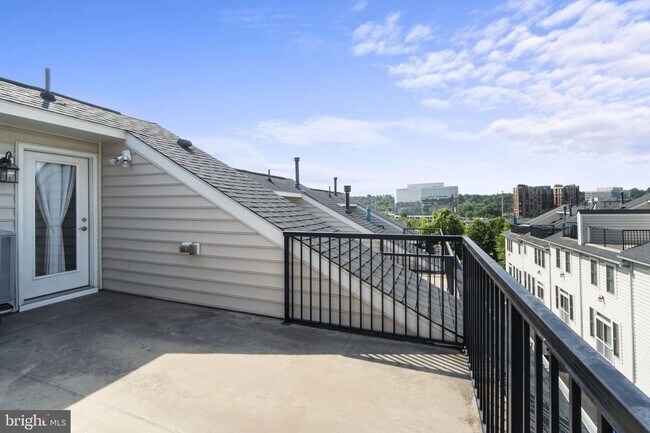 Building Photo - 2509 S Kenmore Ct