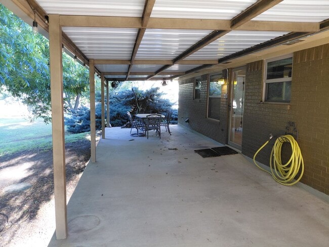 Building Photo - 4/2 Private Backyard + Huge SHOP