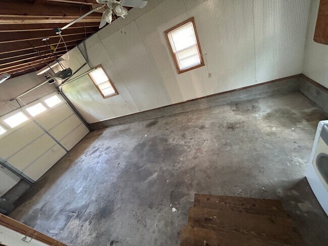 Building Photo - 1031 E Leicester Ave