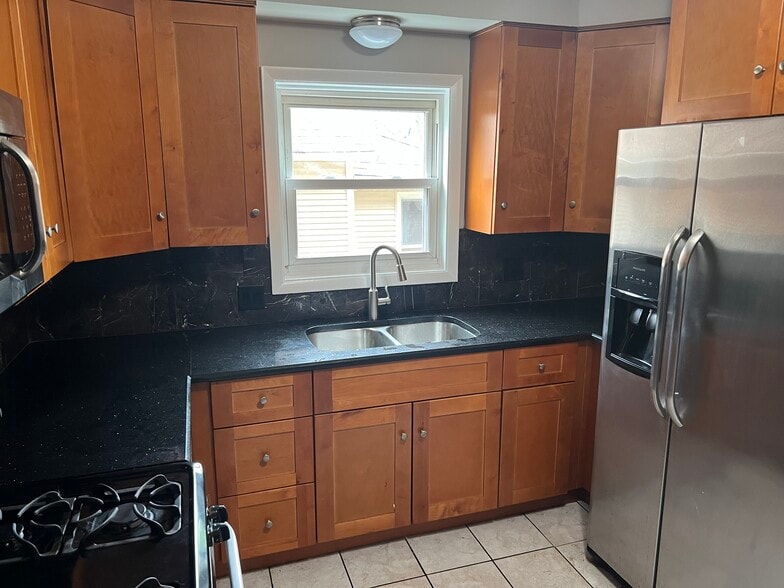 Building Photo - 1050 W Touhy Ave