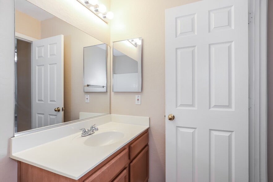 Building Photo - 5509 S 34th Ave