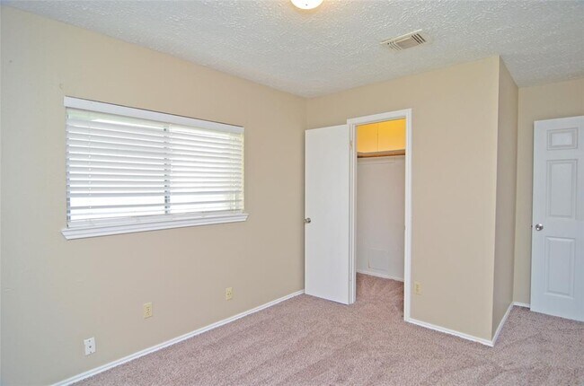 Building Photo - 745 Otter Creek Dr