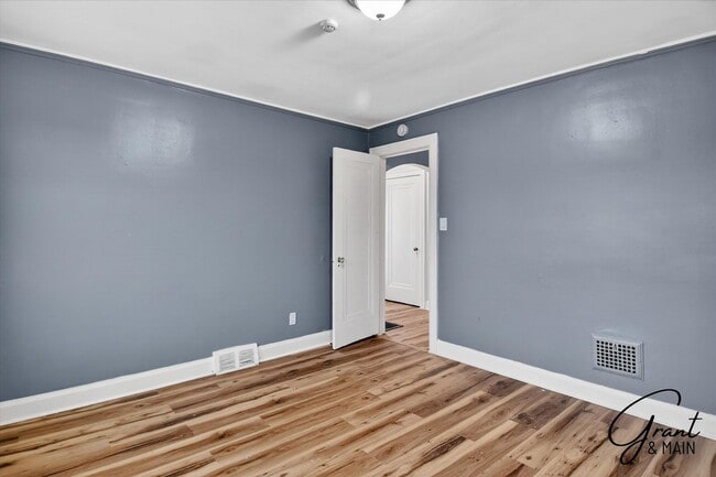 Building Photo - $1550 4 bedrooms