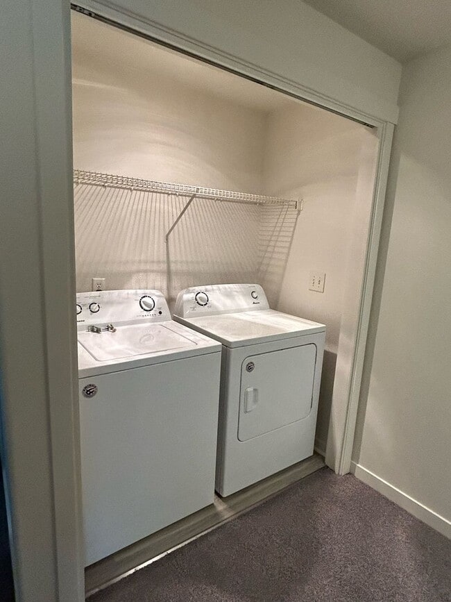 Building Photo - Beautifully Renovated 3 Bedroom Townhome i...