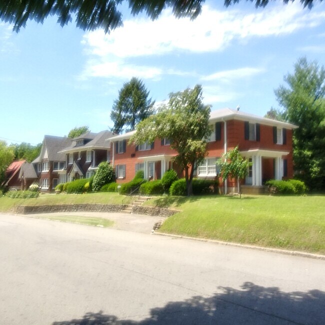 Building Photo - 2125 Village Dr