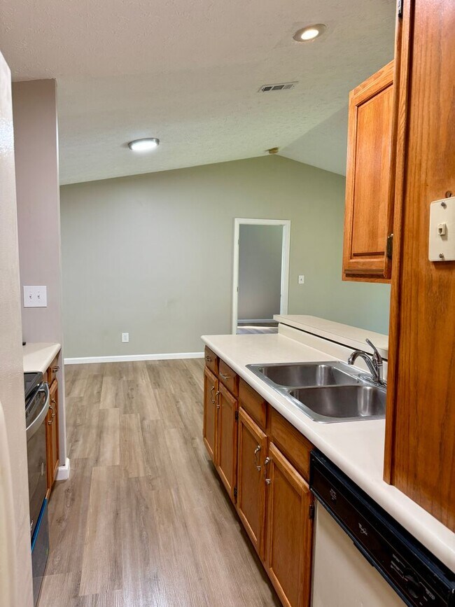Building Photo - Spacious and Convenient 2 Bedroom Condo in...