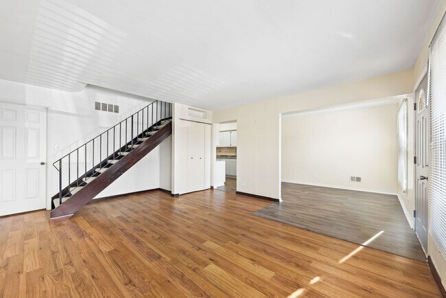 Building Photo - Townhouse in Hoffman Estates