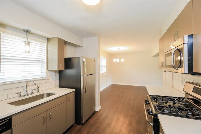 Building Photo - 1828 Sunrise Dr
