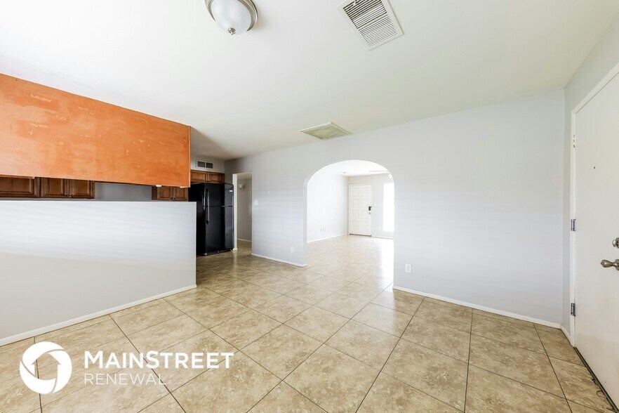 Building Photo - 3807 W Solar Dr