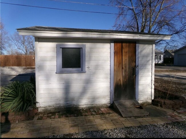 Building Photo - Beautiful 2 bed/1 bath bungalow for rent