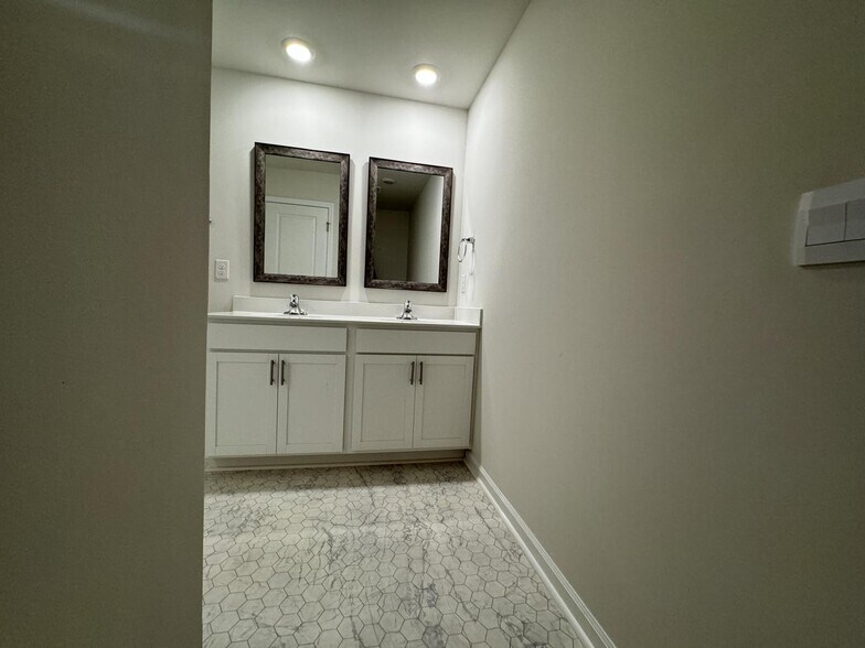 Building Photo - 745 Embark Cir