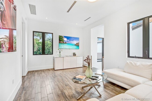 Building Photo - 2700 N Bay Rd