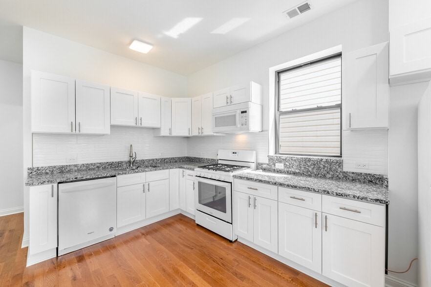 Building Photo - 914 W 19th Plz