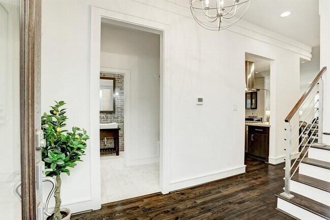 Building Photo - 814a Olive St