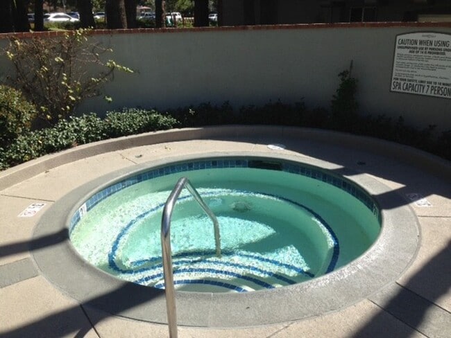 Building Photo - BEAUTIFUL ONE BEDROOM ONE BATH CONDO WITH ...