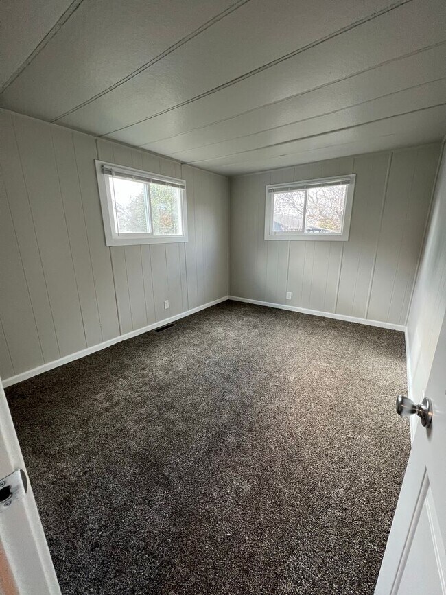 Building Photo - 2 bedroom 1 bathroom with  bonus room located in the Avenues