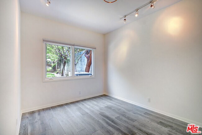 Building Photo - 858 N W Knoll Dr