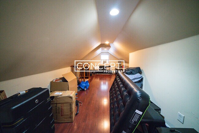 Building Photo - 4 Iroquois St