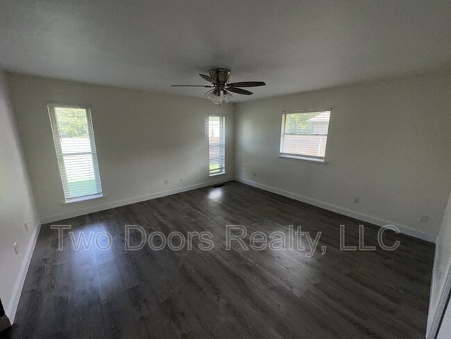Building Photo - 5208 Mackleman Dr