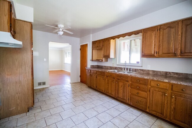 Building Photo - 3471 Jeannette Ave