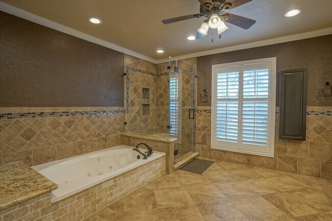Building Photo - 2108 Lakeway Dr