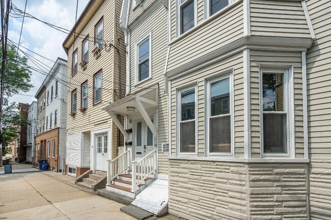 Building Photo - 82 Webster St