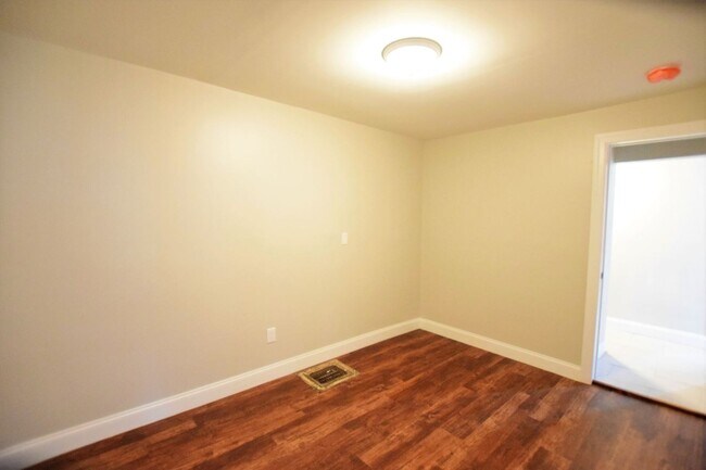 Building Photo - Two Bedroom Two Bath 112 Quarry
