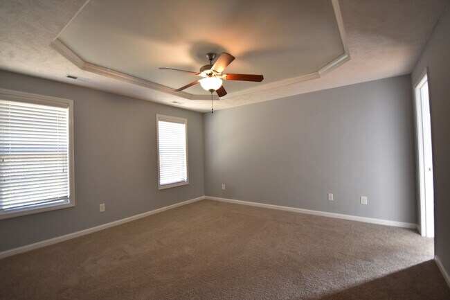 Building Photo - 3 BEDROOM 2 BATHROOM - PETS CONSIDERED