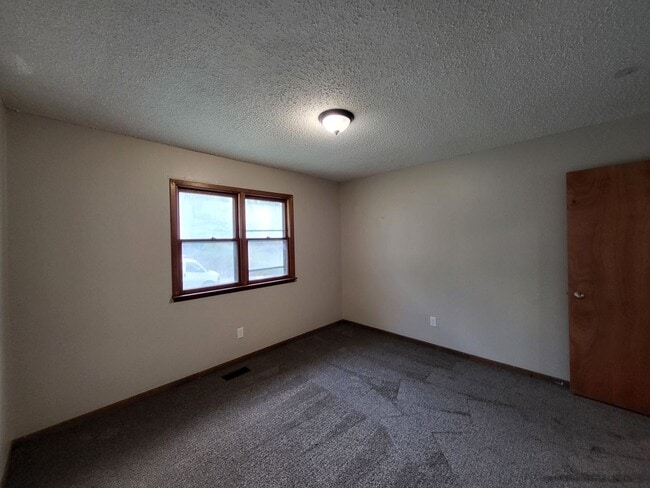 Building Photo - Spacious 4 bedroom home!