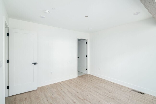 Building Photo - Brand New Luxury Townhouses