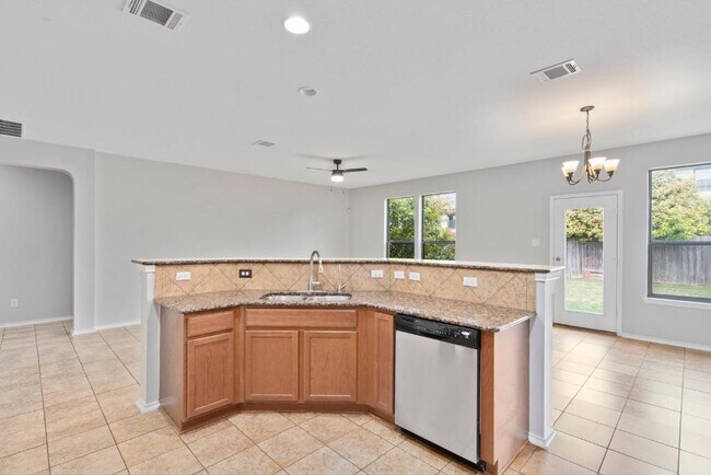 Building Photo - 1132 Hyde Park Dr