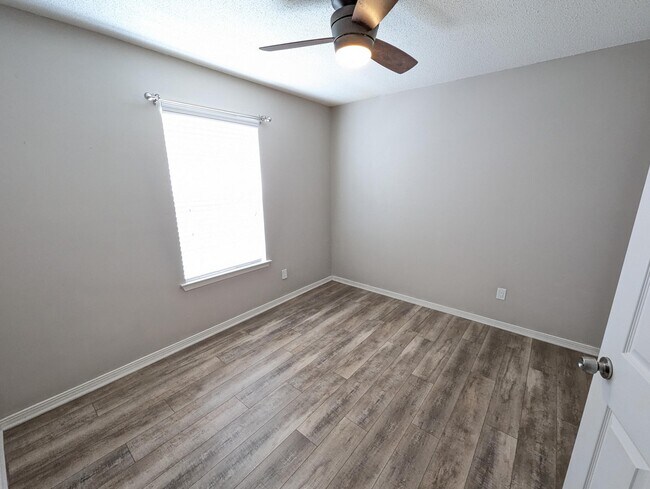 Building Photo - 9516 Brentwood Blvd