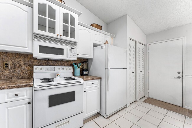 Building Photo - 8084 Summer Shores Dr