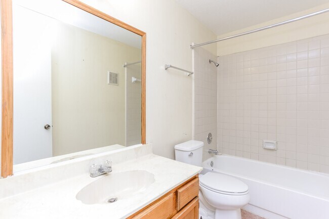 Building Photo - 9797 Leawood Blvd