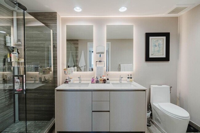 Building Photo - 1010 Brickell Ave