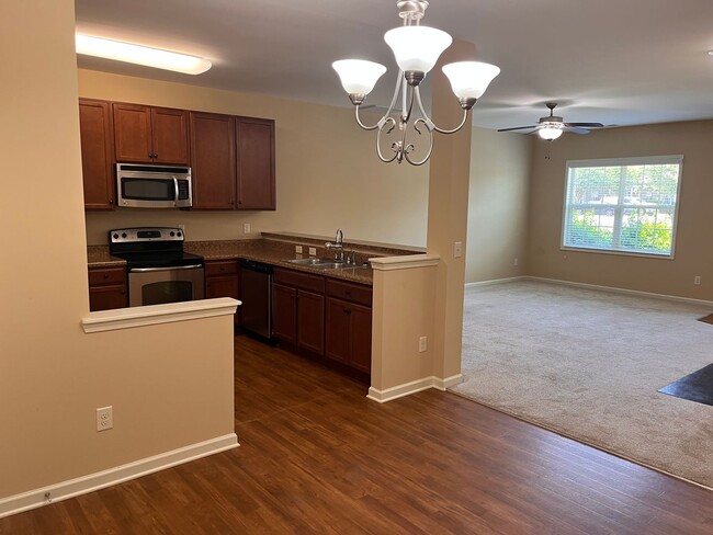 Building Photo - Lovely 3 Bedroom Townhouse in Raleigh!!