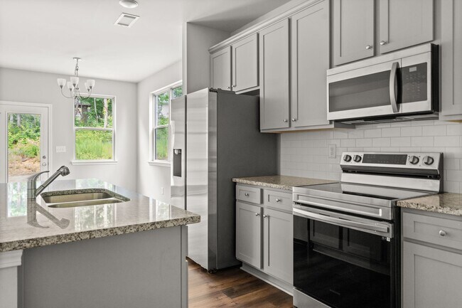 Building Photo - 4 bed / 2.5 bath in Gainesville! Retreat a...