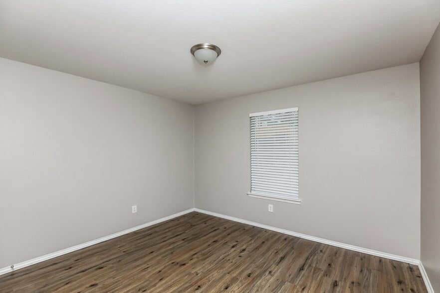 Building Photo - 1300 Maple Terrace Dr