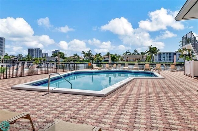 Building Photo - 3113 S Ocean Dr